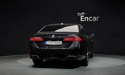 BMW 5-Series 2024, 31991 км, за 38332.92 USD