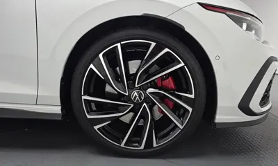 Volkswagen Golf 2024, 24403 км, за 23376.95 USD