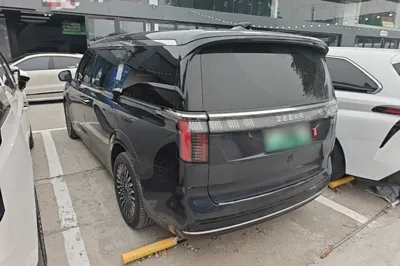 Zeekr 009 2022, 62600 км, за 44368 USD
