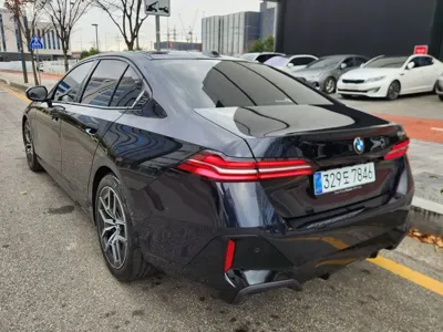BMW 5-Series 2026, 2900 км, за 22622.37 USD - фото 2