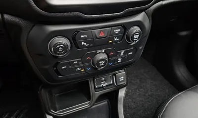 Jeep Renegade 2023, 4777 км, за 18688.54 USD - фото 17