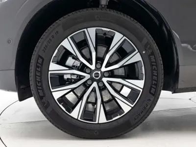 Volvo XC60 2025, 4711 км, за 37416.31 USD