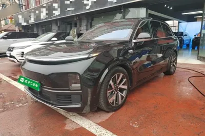 Li Auto L8 · 2023 год