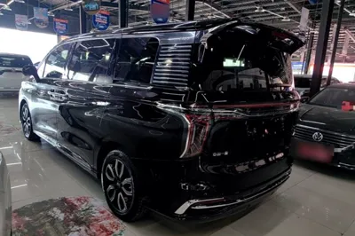 Hongqi HQ9 2023, 119000 км, за 26295 USD