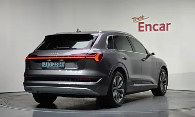 Audi e-tron 2021, 53124 км, за 31266.55 USD
