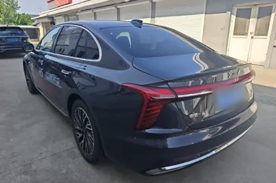 Hongqi H5 2023, 12800 км, за 16565 USD