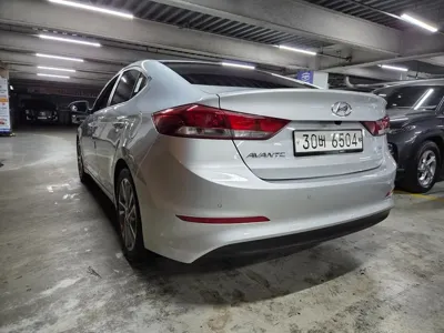 Hyundai Avante 2018, 118344 км, за 5821.19 USD