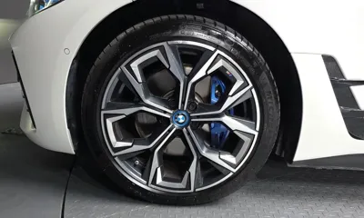 BMW i4 2024, 31801 км, за 33805.96 USD