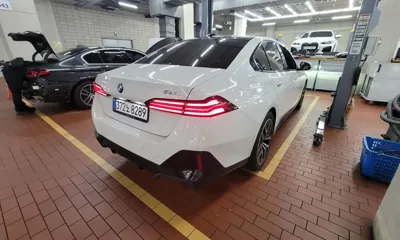 BMW 5-Series 2025, 9850 км, за 40716.63 USD