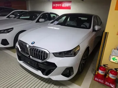 BMW 5-Series 2026, 10 км, за 26541.79 USD - фото 9