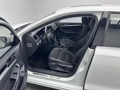 Volkswagen Sagitar 2017, 72000 км, за 4839.94 USD