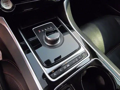 Jaguar XE 2017, 119866 км, за 5710.91 USD - фото 9