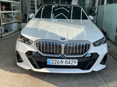 BMW 5-Series 2025, 10000 км, за 28521.73 USD - фото 17