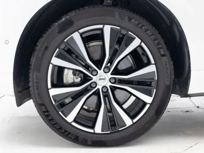 Volvo XC60 2025, 8908 км, за 36429.9 USD