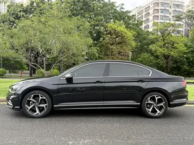 Volkswagen Magotan 2023, 32000 км, за 16018.13 USD