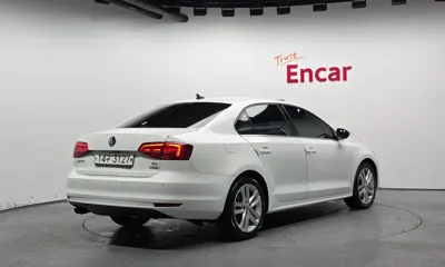 Volkswagen Jetta 2015, 167943 км, за 4163.42 USD