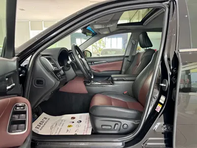 Toyota Crown 2018, 120000 км, за 14496.58 USD