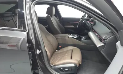 BMW 5-Series 2025, 5053 км, за 45928.36 USD - фото 26