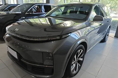 Li Auto L8 · 2023 год