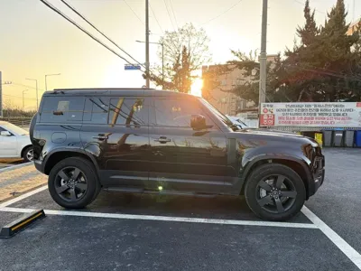 Land Rover Defender 2023, 26000 км, за 68403.94 USD
