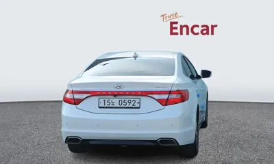 Hyundai Grandeur 2016, 101092 км, за 5880.41 USD