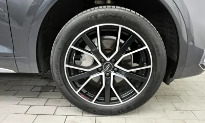 Audi Q5 2023, 43798 км, за 27916.44 USD